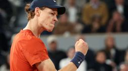Sinner-Moutet al Roland Garros | La cronaca: Jannik inizia male poi ribalta il match e vince in quattro set 2-6, 6-3, 6-2, 6-1
