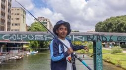 Avish, 11 anni, il «piccolo Sampei» della Darsena di Milano: «Pescando imparo ad avere pazienza, i vecchi mi regalano le esche. Nessun pesce finisce in padella»