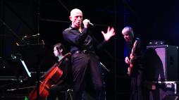 Con lo spettacolo “Nevica sulla mia mano”, un tributo alla collaborazione umana ed artistica tra Lucio Dalla e Roberto Roversi, lunedì 1 luglio è partita, alla Casa del Jazz, la XXXIV edizione del festival “I concerti nel parco” con la direzione artistica di Teresa Azzaro. Sul palco nel parco di Villa Osio, Peppe Servillo & Anidride Solforosa, gruppo nato a Bologna nel 2021, al suo debutto romano. Lo show, per la prima volta nella Capitale, nato da un progetto di Mario Tronco  in collaborazione con Antonio Bagnoli, che mette insieme lo stile autoriale degli Avion Travel all’approccio progressive dell’Orchestra di Piazza Vittorio. Musica, narrazione e poesia arricchito dalle video proiezioni delle illustrazioni del fumettista IGORT, per il racconto del connubio artistico di Dalla e Roversi negli anni Settanta. Si parte con il brano “La bambina” dall’album “Il giorno aveva cinque teste” del 1973 fino a chiudere con “Nuvolari” e “Le parole incrociate”, dall’album “Anidride solforosa” del 1975. Pubblico entusiasta e lungo applauso finale. (Max Pucciariello)