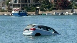 Brindisi, dimentica di inserire il freno a mano e l'auto finisce in mare: affondata