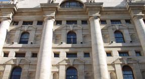 Una immagine dell'esterno del palazzo della Borsa di Milano. ANSA/US BORSA DI MILANO