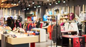 Shopping, gli italiani acquistano nel negozio fisico ma si informano on line
