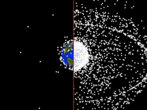 La quantità di rifiuti in orbita oggi (a destra) rispetto all'inizio della corsa spaziale (a sinistra)