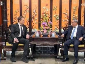 Elon Musk con Li Qiang, primo ministro cinese, a Pechino (Ap) 