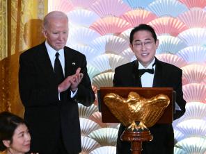 Joe Biden con il primo ministro giapponese Fumio Kishida (Afp) 
