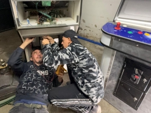 Daniele e Mattia, che fanno rivivere i videogiochi di una volta: «Gettoni e cabinato, tutto come negli anni '80»