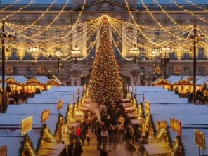 Mercatini fantasma a Buckingham Palace. Le foto create dall’Intelligenza artificiale ingannano i turisti