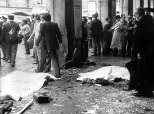 Piazza Loggia dopo la strage del 28 maggio 1974 in cui morirono otto persone e ne rimasero ferite oltre cento (Ansa)