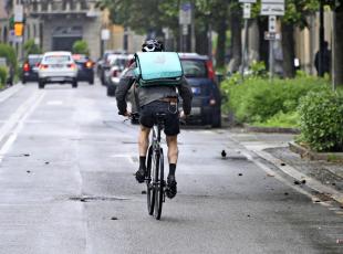 «Caporalato digitale» tra i rider: sospetti su un caso anche a Bergamo