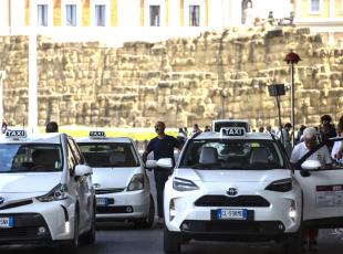 Stazione Termini a Roma, la rabbia dei tassisti: «Non serve aumentare le licenze se il trasporto pubblico non funziona»