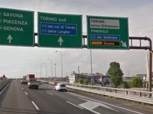 Sassi contro auto sull'autostrada Torino-Pinerolo, si cerca giovane in fuga