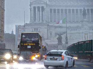 Roma - Ripercussione sul traffico fino a piazza Venezia per la fortissima pioggia di oggi