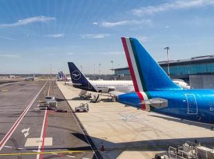 Aerei di Ita e Lufthansa all'aeroporto 'Leonardo Da Vinci' a Fiumicino (Roma), 25 maggio 2023. ANSA/TELENEWS