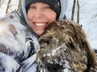 Si tuffa nel fiume ghiacciato per salvare il suo cane: ritrovata dopo tre mesi ancora abbracciata a lui