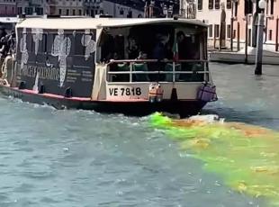 Venezia, il Canal Grande si colora di rosso e verde: fermati due ambientalisti francesi