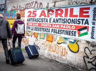 Roma e il 25 Aprile: svastiche sui manifesti della festa, pro Gaza e Brigata ebraica  alla stessa ora a Porta San Paolo