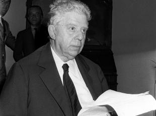 Il poeta Eugenio Montale in un'immagine d'archivio. ANSA