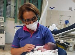 Cittadinanza onoraria per la prima bimba nata a Lampedusa dopo 51 anni. Il sindaco: «Segnale di speranza»