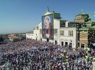 Padre Pio, a San Giovanni Rotondo milioni di fedeli. «Ha fatto breccia anche tra i ragazzi, ecco perchè resta così popolare»