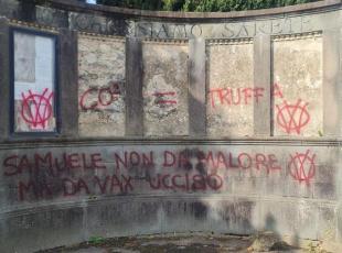 «Samuele ucciso dal vaccino»: scritta no vax al cimitero di Pescia. La moglie del vigile del fuoco: «Gesto ignobile»