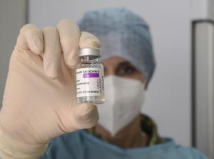 Covid, AstraZeneca ritira il suo vaccino in tutto il mondo