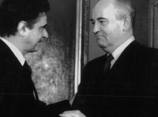 Achille Occhetto: «Tre dirigenti del Pci volevano chiedere a Gorbaciov di scomunicarmi, ma lui rifiutò»
