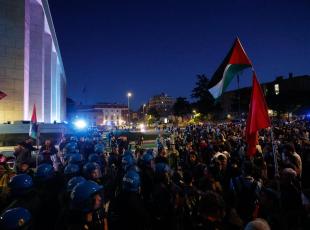 Roma, il corteo pro Gaza diventa un presidio fisso alla Sapienza: «Da qui non ci muoviamo»