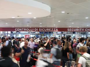 Aeroporto di Bologna, il falso allarme della pistola in valigia: sui monitor le immagini di vecchi bagagli
