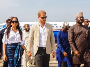 Harry e Meghan in Nigeria per un «finto» royal tour: la polemica dei giornali britannici