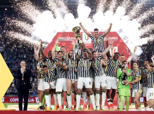 ROME, ITALY - MAY 15: Danilo of Juventus lifts the Coppa Italia trophy after the team's victory during the Coppa Italia 2023/2024 Final match between Atalanta BC and Juventus FC at Olimpico Stadium on May 15, 2024 in Rome, Italy. (Photo by Paolo Bruno/Getty Images)