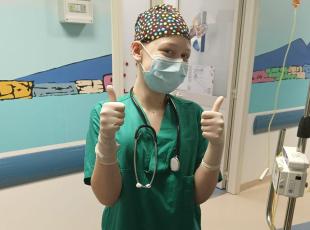 Asia, malata di tumore a 14 anni e insultata sul web. Mattarella: «Sei bravissima e complimenti per la tua forza»
