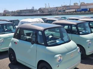 Fiat Topolino sequestrate al porto di Livorno: irregolare l’adesivo con la bandiera tricolore