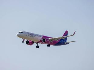 Wizz Air torna all’utile dopo tre anni, ma un quarto della flotta è ferma per i problemi ai motori