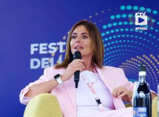 Paola Perego si racconta: la tv, il cancro, gli attacchi di panico: «Fabrizio Frizzi quasi calvo per la malattia mi disse: “Se posso io, puoi anche tu”»