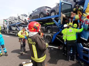 Incidente sull'A1, due morti e un ferito. Bloccata un'ambulanza diretta al Meyer, chilometri di coda e Italia spezzata in due