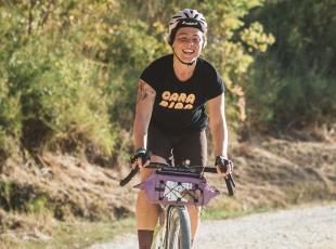 La bicicletta di Veronica, pedalate di felicità: «Vi porto a scoprire le due ruote, simbolo di sostenibilità ed emancipazione»