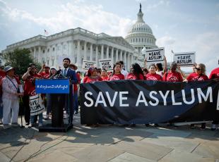 Stretta di Biden sull'immigrazione: gli Usa chiudono (temporaneamente) il confine con il Messico ai richiedenti asilo