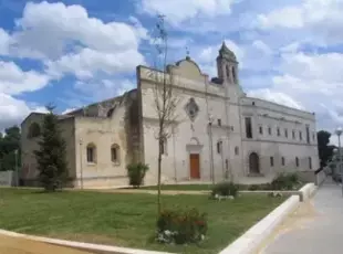 Gravina in Puglia, volontario di 49 anni muore schiacciato dal cancello della parrocchia. Aperta un'inchiesta