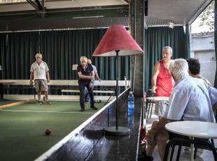 Bocciofila Martesana, un giorno di vacanza nell'Ibiza dei pensionati milanesi: «A chiacchierare con noi anche Guccini e Mengoni»