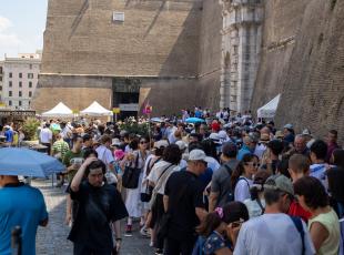 Roma, a Ferragosto turisti in crescita ma ristoranti chiusi a causa di Caronte