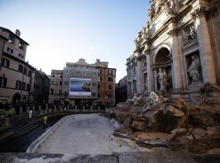 Fontana di Trevi, parzialmente riaperta dopo i lavori di restauro delle fontane monumentali, Roma, 20 dicembre 2024. ANSA/ANGELO CARCONI