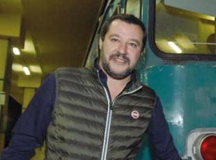 Salvini, la giornata di passione (al telefono): caos treni? È stata anche la sfortuna