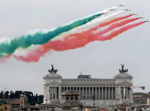 Festa della Repubblica, le celebrazioni all’Altare della Patria e le Frecce Tricolori sul cielo di Roma Il Presidente Mattarella, l'Inno di Mameli, le Frecce: il 2 giugno a Roma - AGTW