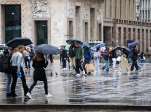 Previsioni meteo sabato 3 dicembre: a Milano e in Lombardia weekend tra pioggia e freddo. Nevica dai 700 metri