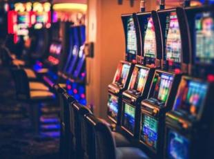 Le slot machine di una sala da gioco