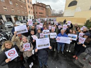 Via Giulia a Roma, la protesta degli abitanti: «Via il muro che circonda il parcheggio». I Municipio: «Pronta una lettera di risposta»