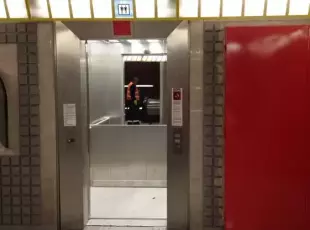 Piazzale Loreto, bloccano l'ascensore del metrò per fare sesso: denunciati un 19enne una donna di 52 anni 
