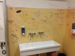 Velletri, scritte oscene contro le ragazze nei bagni. Circolare del preside: «Siate educati»