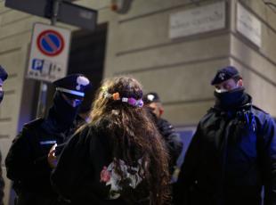 Milano, dà la caccia a donne sole per rapinarle con pistola e punteruolo: arrestato 22enne