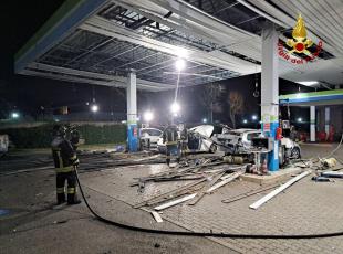 Bologna, scoppia la bombola di un'auto a metano: feriti, uno è grave